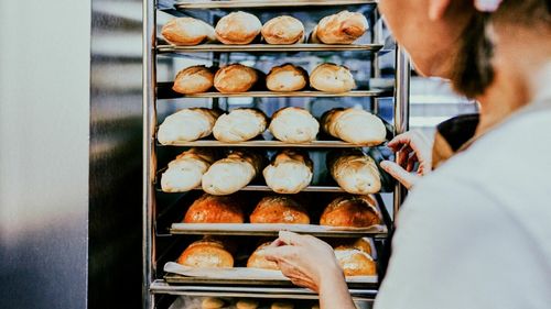 ANALIZĂ Economedia: Cine „coace” pâinea în România: Mexicani, belgieni și un brand maghiar, în topul celor mai mari brutari și patiseri ai țării / Principalii cinci jucători din domeniul panificației fac afaceri de 2 miliarde de lei