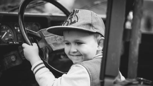 La 4 ani a plecat cu maşina mamei la plimbare / Poliția: ”L-am găsit pe viitorul Max Verstappen” / Copilul s-a oprit după ce a lovit două mașini