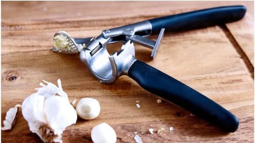 Ikea retrage de la vânzare o presă de usturoi / Mici bucăţi metalice se pot desprinde în timpul utilizării