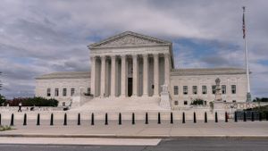 Curtea Supremă aprobă decizia lui Trump de a interzice pașapoartele care nu corespund sexului la naștere