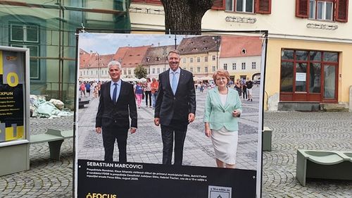 Fotografie cu președintele Iohannis, vandalizată în centrul Sibiului