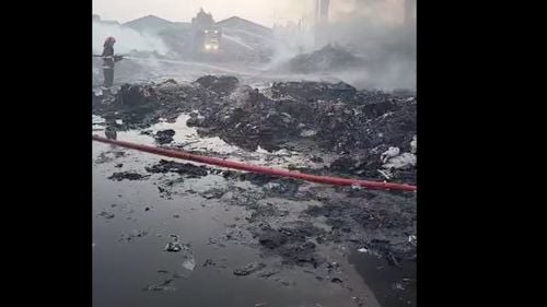 Incendiul de la o firmă de colectare deşeuri din Satu Mare stins după 28 de ore, provocat de fumatul în loc nepermis