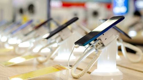 Poliția spaniolă a arestat șase membri ai unei bande care vindea smartphone-uri inexistente / Victimele, convinse să plătească în avans dispozitive de ultimă generație cu prețuri accesibile