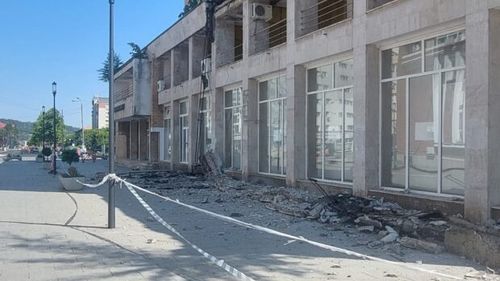 O firmă în faliment a omului de afaceri Gruia Stoica, amendată de 28 de ori pentru un hotel lăsat în paragină în centrul Reșiței / În iulie, o grindă de 15 tone a căzut de la etajul 1 al clădirii