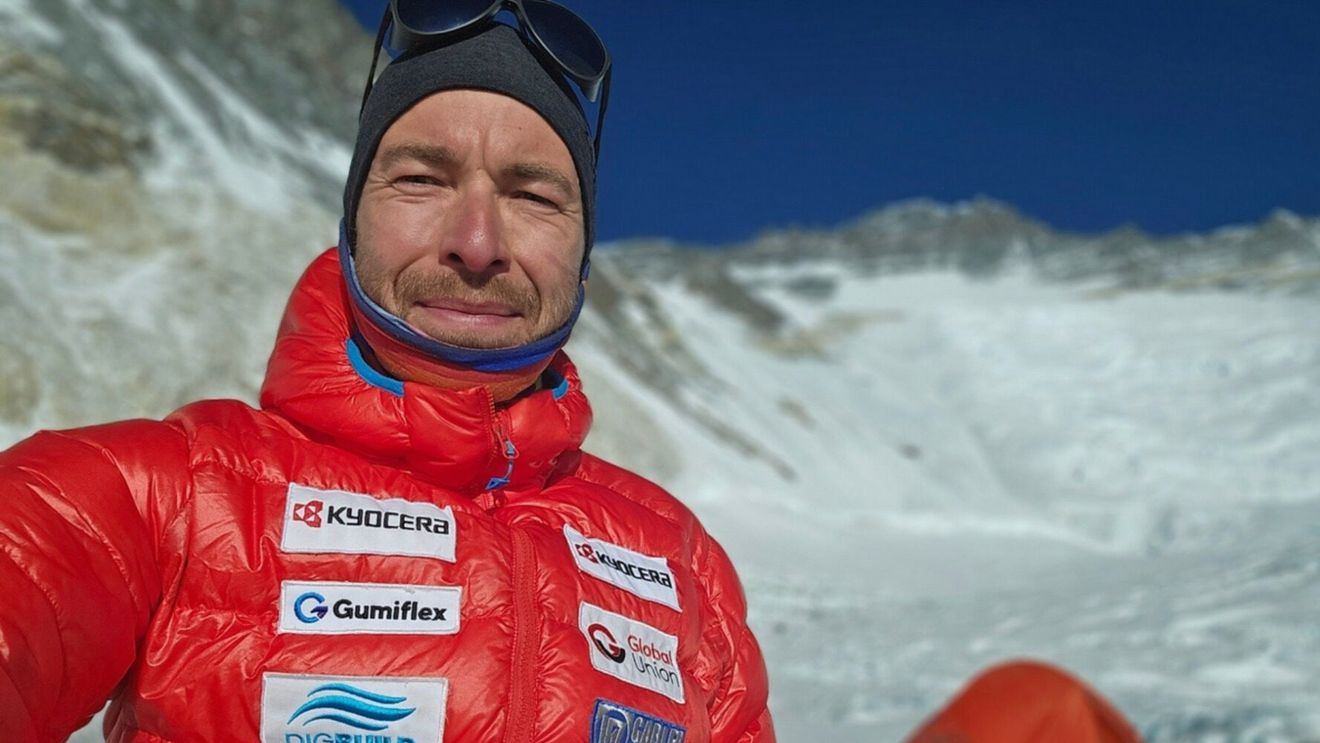 Trei șerpași și un elicopter îl caută pe alpinistul ungar Szilárd Suhajda, care a plecat să cucerească Everestul fără utilizarea buteliilor de oxigen și fără ajutorul cărăușilor de mare altitudine / Șansele să mai fie găsit în viață sunt mici