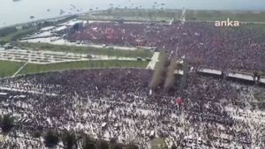 UPDATE Protest masiv în Istanbul: Sute de mii de oameni manifestează la apelul opoziţiei turce, după arestarea primarului Ekrem Imamoglu
