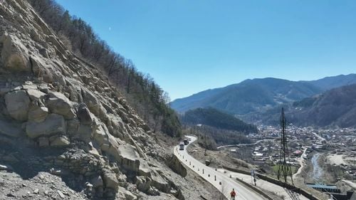 S-au montat senzori pe versanţii de la Siriu, unde au loc frecvente căderi de roci, pe DN 10 / Informațiile colectate de senzori sunt distribuie automat către drumari şi autorităţi