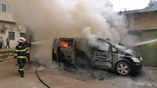 Un microbuz a ars în întregime în Botoșani / Flăcările au cuprins și o parte din acoperișul a două garaje