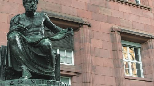 Ideologia ”woke”, respinsă de Franța. Guvernul crește numărul de ore de Latină și reintroduce studiul filosofilor greci, ca parte a întoarcerii la valorile clasice