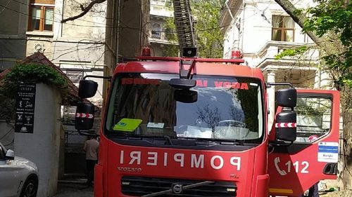 Un bărbat a fost imobilizat în timpul intervenției pompierilor la un incendiu din Sectorul 1 / Bărbatul a intrat în conflict cu vecinii și a avut un comportament recalcitrant și față de polițiști