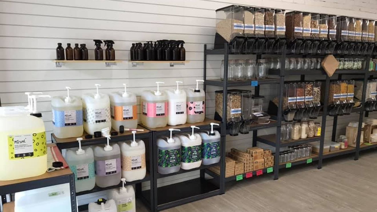 VIDEO Ți-ai face cumpărăturile dintr-un magazin ”zero deșeuri”? O idee revoluționară a schimbat modul de a vinde produse fără ambalaje: clienții vin cu recipiente reutilizabile de acasă