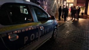 Un bărbat din Chiajna s-a baricadat în locuință împreună cu fiul minor de cinci ani după ce și-ar fi alungat soția din locuință / La fața locului s-au deplasat polițiștii din Ilfov, luptătorii SIAS-IGPR, precum și echipaje din cadrul ISU/ SURSE: Este prezent și un lunetist