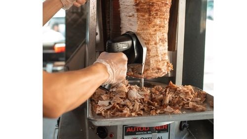 Mai multe shaormerii din Cluj au fost amendate de Protecția Consumatorului / O unitate a fost înschisă pentru 6 luni / Produse expirate, rugină și mucegai