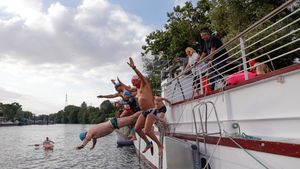 VIDEO Turiștii și locuitorii Parisului vor putea înota din nou în Sena din 2025, pentru prima dată în peste 100 de ani