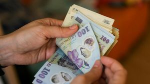 O fată a primit sute de mii de lei de la tatăl ei, în numerar. Acum, bărbatul trebuie să demonstreze proveniența banilor