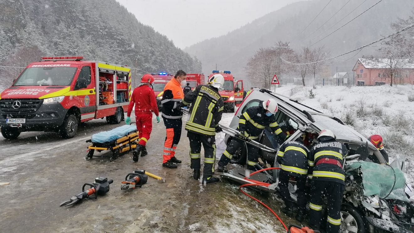 Patru persoane au rămas încarcerate în urma unui accident pe un drum județean din Sibiu