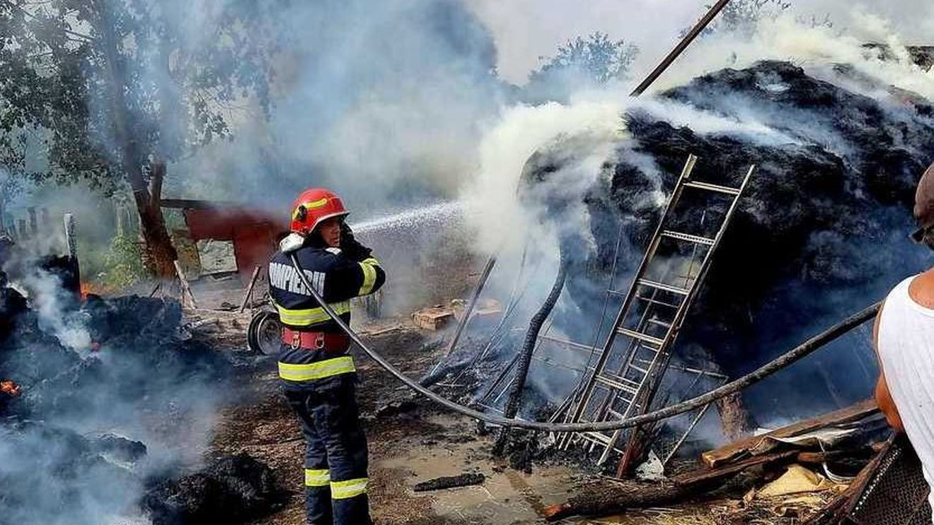 Incendiu puternic la două anexe ale unei case din Vaslui: "Viaţa unui pompier a fost la un pas de a fi pusă în pericol din cauza unei improvizaţii electrice"