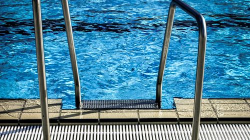 UPDATE Un antrenor de înot de la Clubul Sportiv Dinamo, al Ministerului de Interne, este acuzat că a violat o fetiță de 7 ani / Bărbatul, arestat preventiv pentru 30 de zile