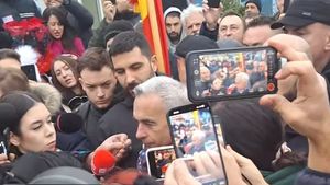 Sondaj Avangarde: Călin Georgescu - 38%; Crin Antonescu - 25%, Nicușor Dan - 17%, Elena Lasconi – 6% / În turul 2, Călin Georgescu ar fi peste oricare dintre cei trei / AUR e peste PSD