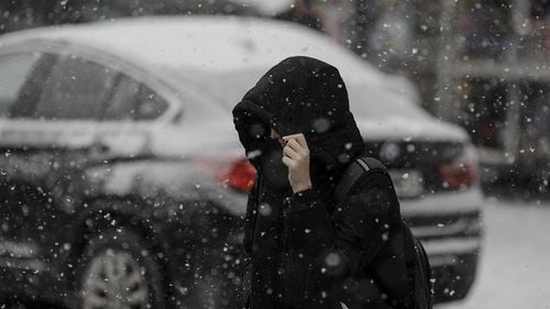 Vremea face ravagii în 40 de localități din 18 județe/ Pompierii, jandarmii și Salvamont intervin în zonele afectate de viscol și ninsoare