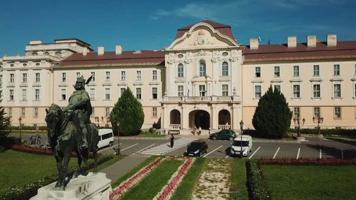 Rețeta maghiară pentru universități și cercetare, în așteptarea miliardelor de la UE. Apare o mega-universitate, pe măsură ce sunt rescrise regulile: mai multă competitivitate, dar și control politic întărit din partea guvernului Orban