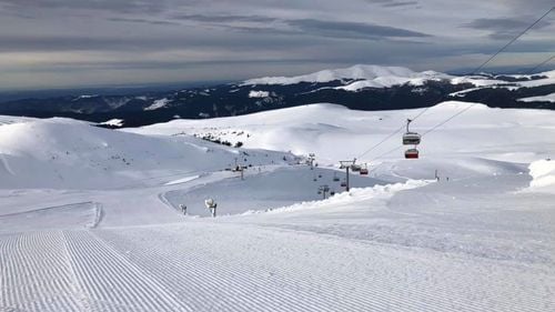 24 de turişti, inclusiv 12 copii, coborâţi de jandarmii montani de la Cota 1400 în staţiunea Sinaia / Au rămas blocați după ce instalaţiile de transport pe cablu nu au mai funcționat