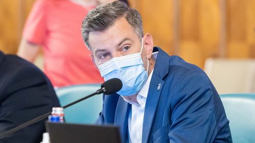 Secretar de stat din Ministerul Muncii, asistat de Alexandru Rafila în ședința de Guvern, până la sosirea ambulanței. El a fost confirmat cu COVID