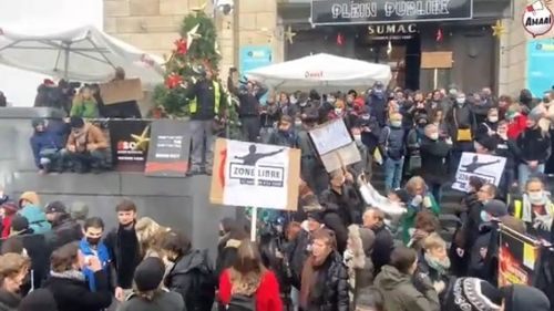 Zeci de mii de belgieni protestează în stradă la Bruxelles împotriva măsurilor de austeritate preconizate de noul guvern și în special împotriva proiectului de desfiinţare a pensionărilor anticipate