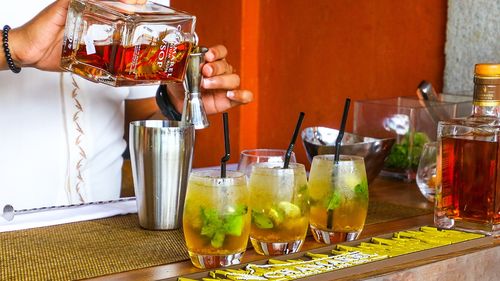 Localurile care oferă gratuit sau vând băuturi alcoolice minorilor vor avea activitatea suspendată / Legea a fost promulgată