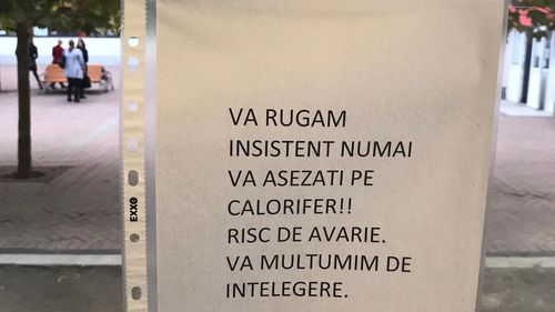 "Numai vă așezați pe calorifer!" – mesajul lipit pe geamul celei mai mari școli din București