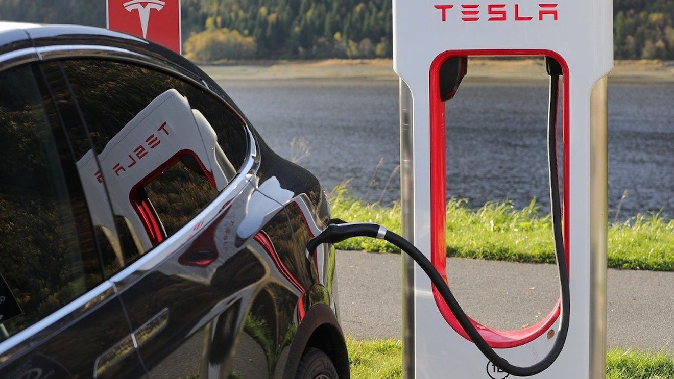 Cererea de maşini electrice a dus la venituri trimestriale record de aproape 9 miliarde de dolari pentru Tesla