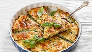 10 idei delicioase de rețete cu dovlecei pentru masa de prânz / Pot fi preparați inclusiv la grătar, iar apoi adăugați în tarte și supe