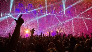 Organizatorii festivalului Nostalgia vând deja bilete pentru ediția de anul viitor, tot în incinta federației de tir sportiv din Băneasa / Locuitorii din zonă au reclamat în weekend zgomotul infernal / De ce astfel de evenimente nu au nevoie de autorizație