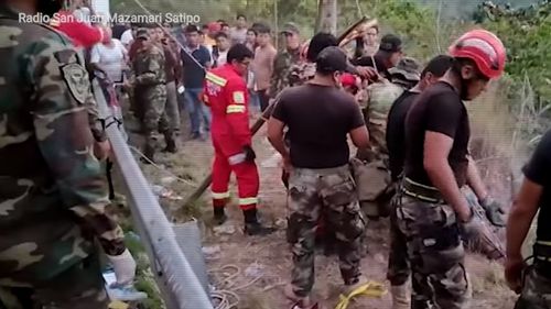 VIDEO Șaispreze persoane au murit, printre care și copii, după ce o camionetă a căzut într-o prăpastie de 200 de metri, în Peru