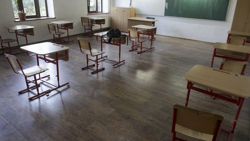 Sorin Cîmpeanu: 459.000 de elevi învaţă în online, în prezent, adică 15% din totalul elevilor şi preşcolarilor. La nivel naţional, 4% din şcoli au cerut trecerea la cursuri online