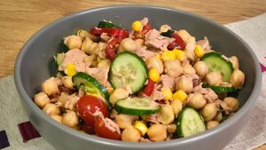 Salată mediteraneeană cu ton, năut și legume crocante