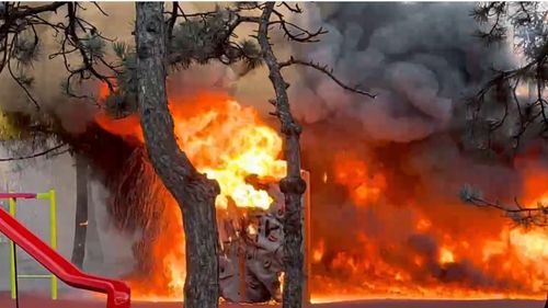 VIDEO Loc de joacă din Sectorul 3 al Capitalei, în flăcări