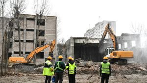 A început demolarea clădirii Colegiului Tehnic de Poștă și Telecomunicații „Gheorghe Airinei”/ Primarul Ciucu: Din vară încep lucrările la cel mai mare campus școlar