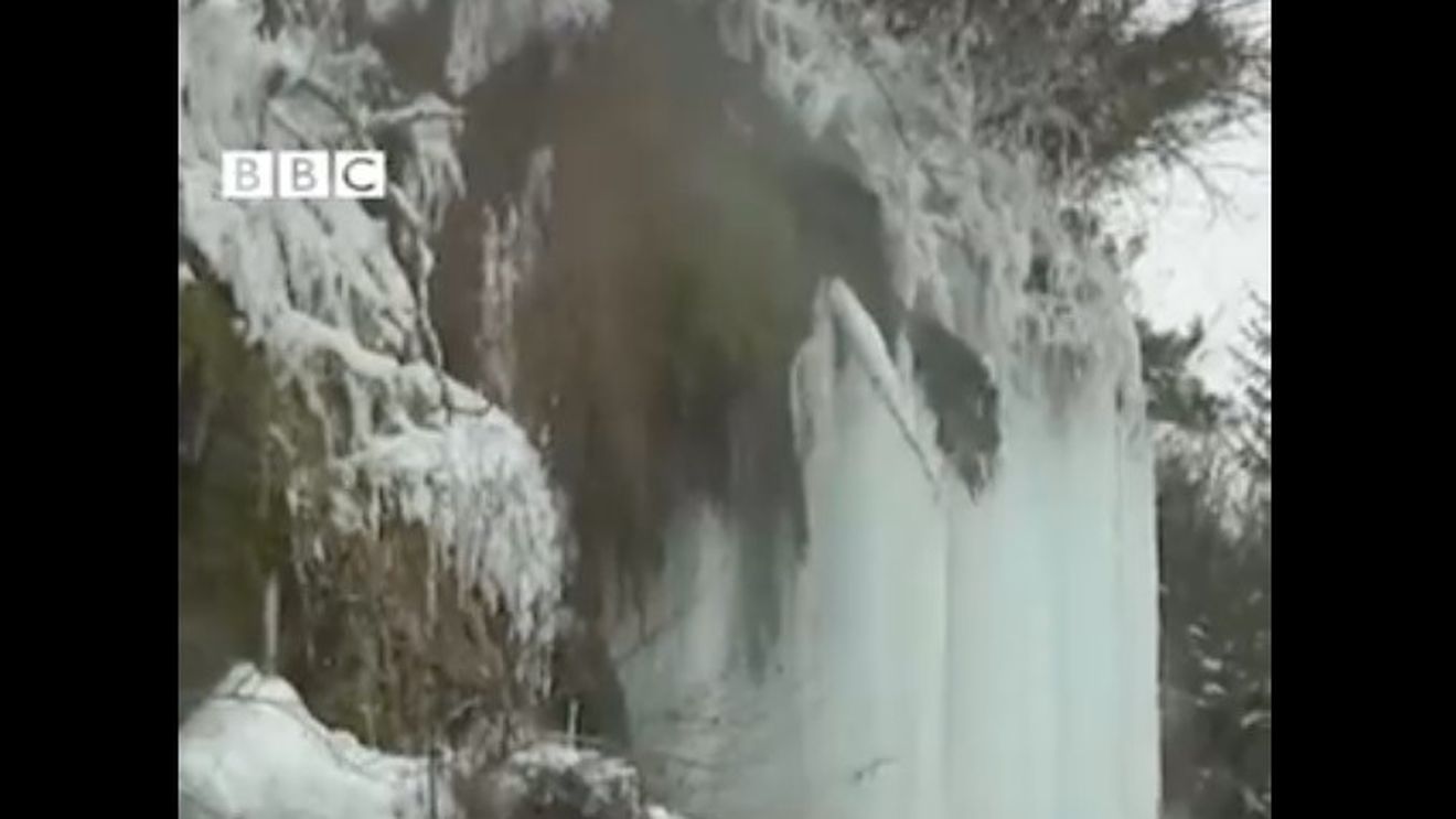 VIDEO Cascada cu apă termală de la Toplița a înghețat. Imagini spectaculoase, difuzate de BBC