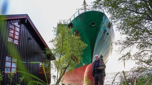 Un bărbat din Norvegia s-a trezit din somn și a găsit o navă container uriașă în grădină - VIDEO