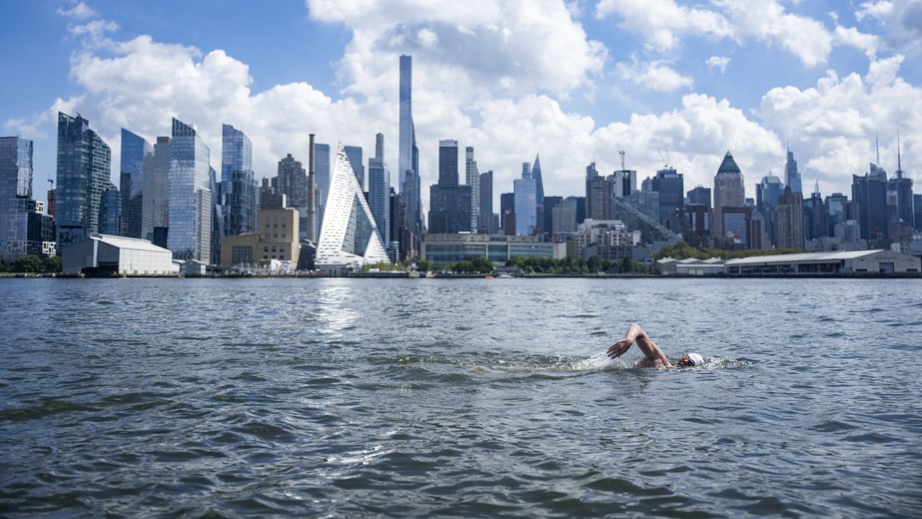 VIDEO „Protector ONU al oceanelor”: Un britanic a înotat 500 km în râul Hudson pentru a atrage atenţia asupra poluării apelor