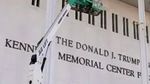 Muncitorii încep să îndepărteze numele lui Trump de pe clădirea Kennedy Center