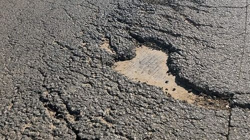 Cluj-Napoca s-a umplut de gropi după deszăpezire / Viceprimar: ”Acum facem niște plombe, care, din păcate, nu sunt foarte rezistente. Nici materialele și nici temperatura nu permit să facem anumite lucrări”