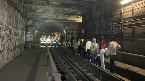 FOTO UPDATE Metrou defect între stațiile Grivița și Basarab/ 276 de persoane, evacuate prin tunel pe o distanță de 200 de metri/ Linia a fost deconectată de la electricitate