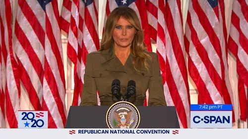VIDEO Jimmy Kimmel difuzează o fotografie cu Melania Trump și Jeffrey Epstein, după ce Prima Doamnă a ținut un discurs public în care a negat orice legătură cu Epstein