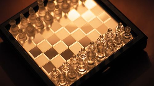 Vrem să fim acceptați chiar și de un grup ales la întâmplare: nevoia de apartenență are puterea de a ne schimba gândirea