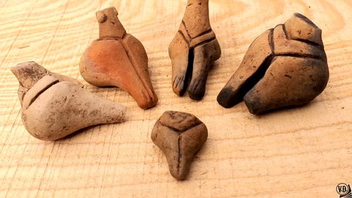 Urmele unui sat preistoric de acum 6.500 ani, scoase la lumină de arheologi la Topoliţa/ Arheologi: Reprezentările umane modelate din lut sunt interpretate de arheologi ca fiind piese cu rol religios