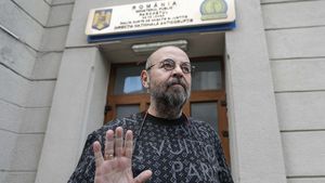 OFICIAL Nou dosar de corupție pentru Piedone, acuzat că a favorizat o firmă de salubritate / Primarul sectorului cinci a fost reținut pe Aeroportul Otopeni / Piedone a fost dus sub escortă la DNA pentru audieri