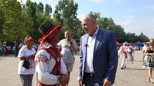 Mircea Geoană, huiduit de zeci de oameni în comuna care l-a făcut cetățean de onoare / Reacția primarului: Să vă fie rușine!