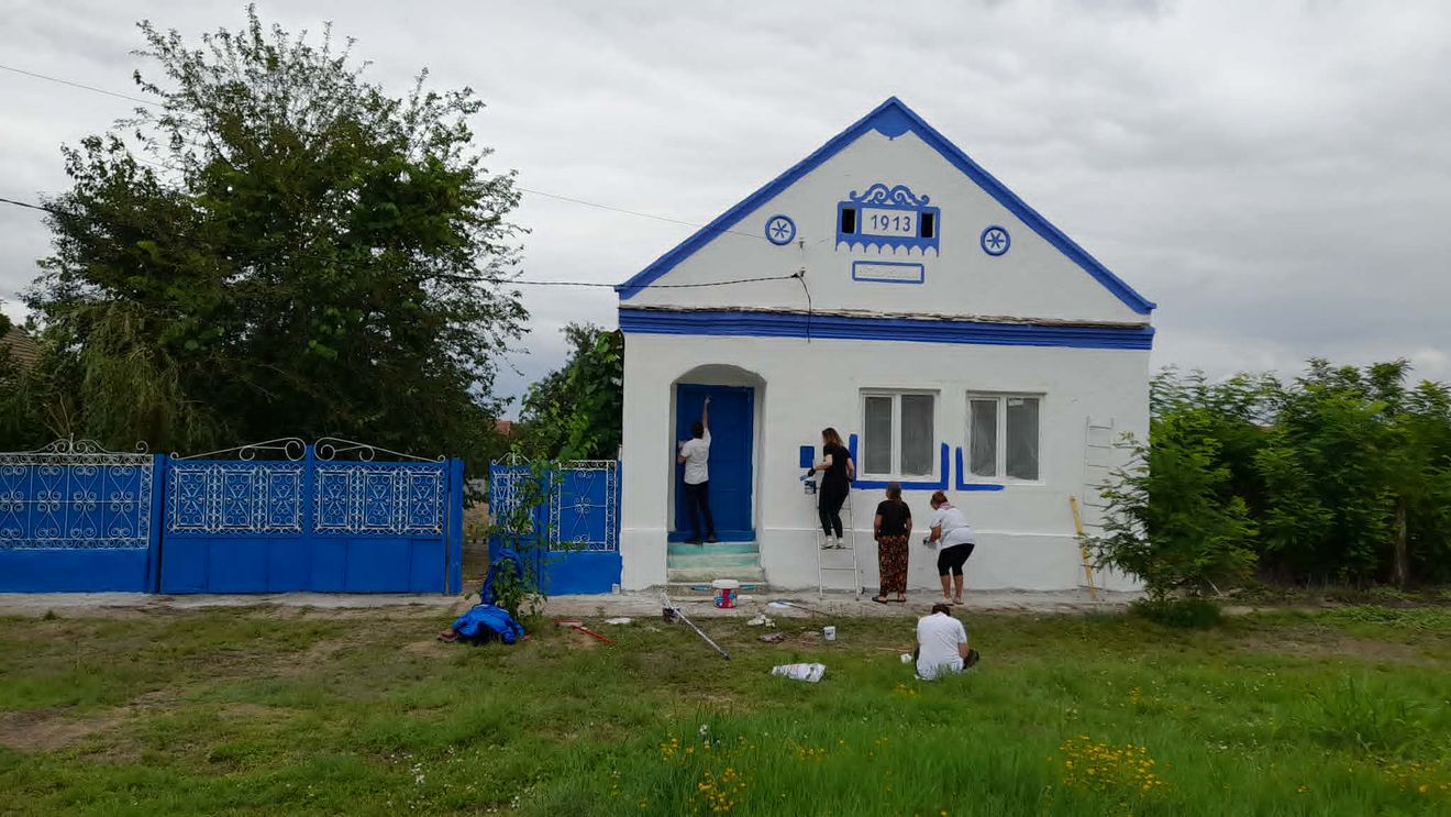 FOTO VIDEO: Peste 400 de voluntari au transformat satul Macedonia: 25 de fațade renovate, școala, alimentara și gardul bisericii reîmprospătate în doar trei zile. „Aici nu găsești decât oameni frumoși”